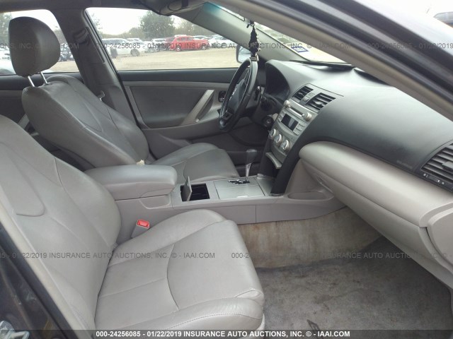 4T1BF3EK4BU216671 - 2011 TOYOTA CAMRY SE/LE/XLE 灰色 照片 5
