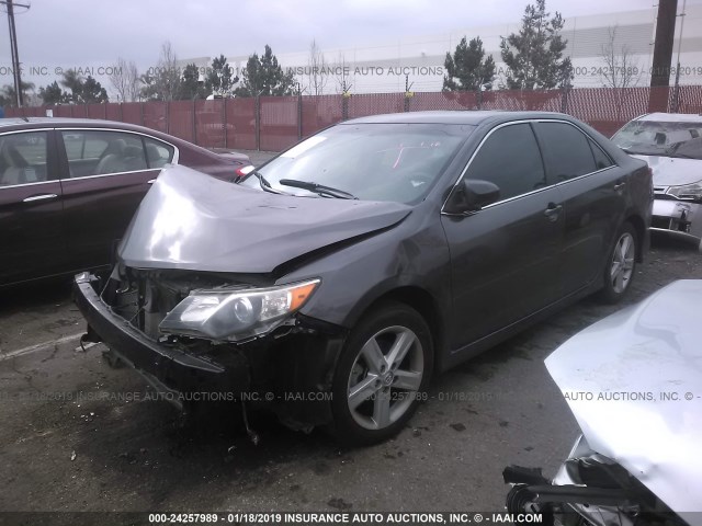 4T1BF1FK2EU386843 - 2014 TOYOTA CAMRY L/SE/LE/XLE 灰色 照片 2
