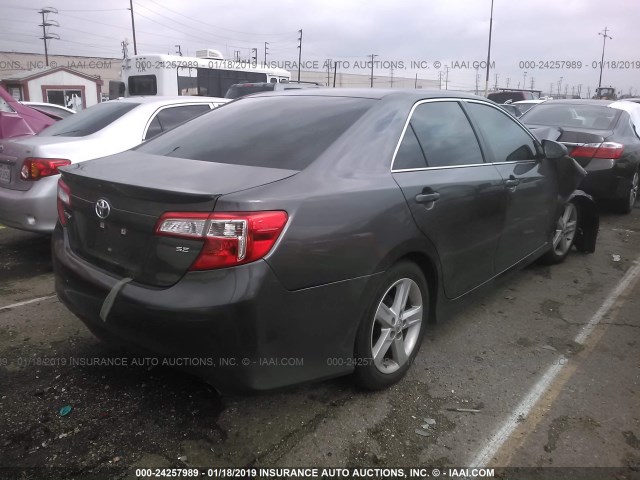 4T1BF1FK2EU386843 - 2014 TOYOTA CAMRY L/SE/LE/XLE 灰色 照片 4