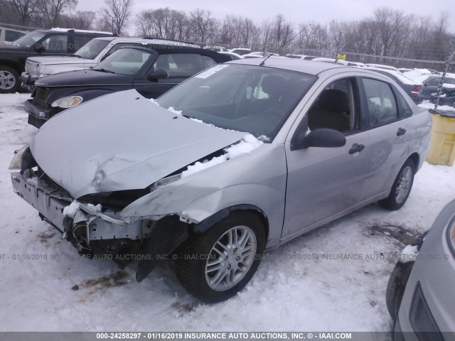 1FAFP34N66W126677 - 2006 FORD FOCUS ZX4 SILVER photo 2