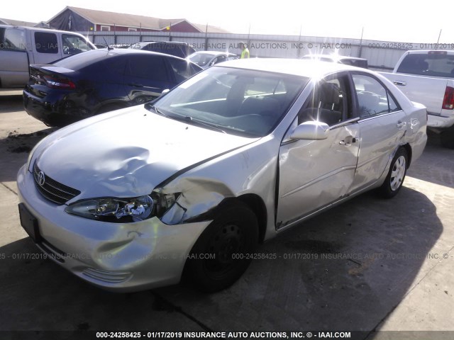 4T1BE32K63U745001 - 2003 TOYOTA CAMRY LE/XLE/SE SILVER photo 2