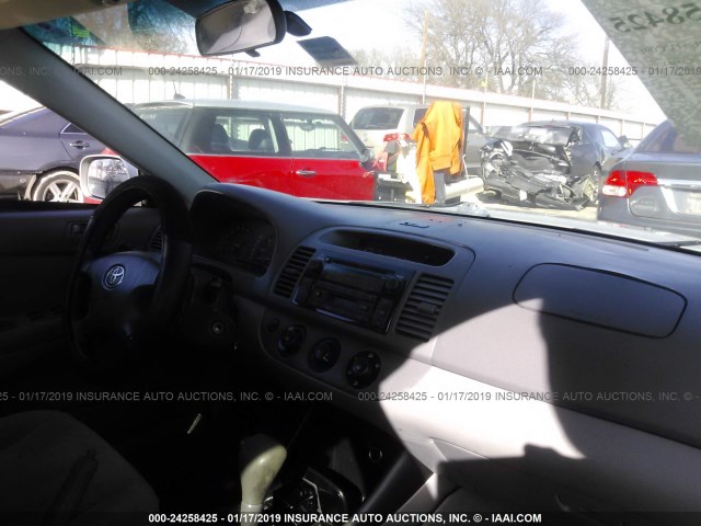 4T1BE32K63U745001 - 2003 TOYOTA CAMRY LE/XLE/SE SILVER photo 5