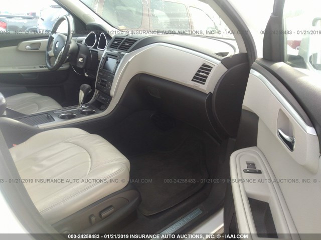 1GNLVHED1AS103434 - 2010 CHEVROLET TRAVERSE LTZ WHITE photo 5