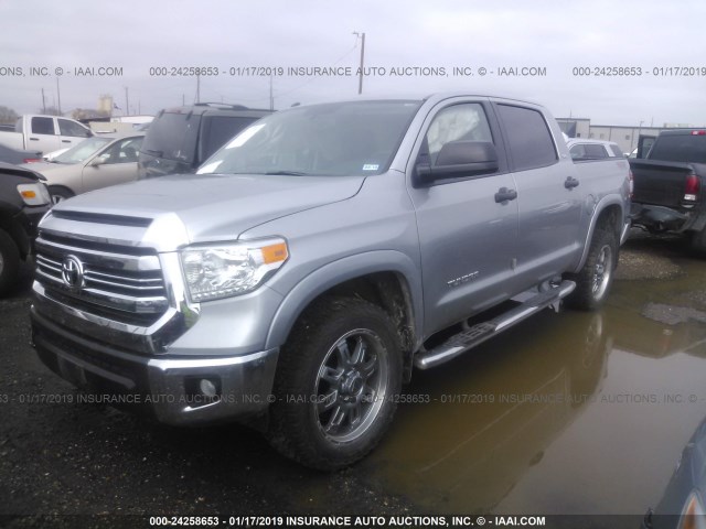 5TFEM5F12HX117752 - 2017 TOYOTA TUNDRA CREWMAX SR5 SILVER photo 2