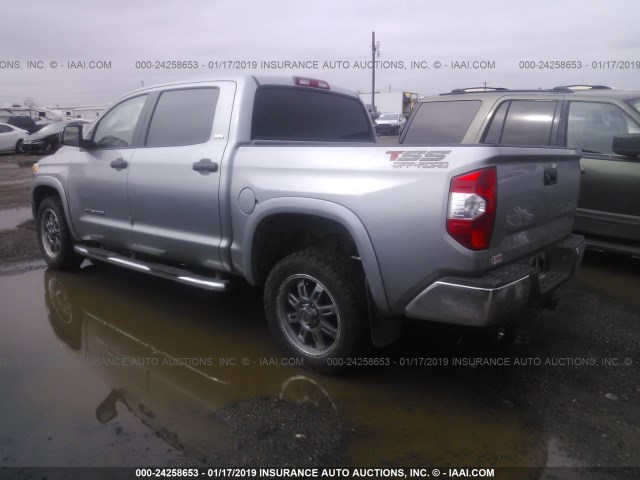 5TFEM5F12HX117752 - 2017 TOYOTA TUNDRA CREWMAX SR5 SILVER photo 3