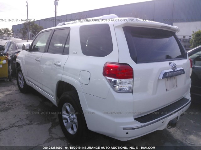 JTEBU5JR9B5041929 - 2011 TOYOTA 4RUNNER SR5/LIMITED/TRAIL WHITE photo 3