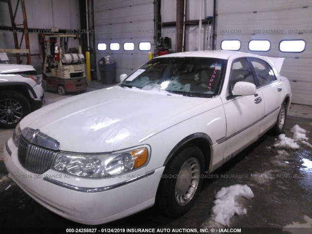 1LNHM81W61Y655495 - 2001 LINCOLN TOWN CAR EXECUTIVE WHITE photo 2