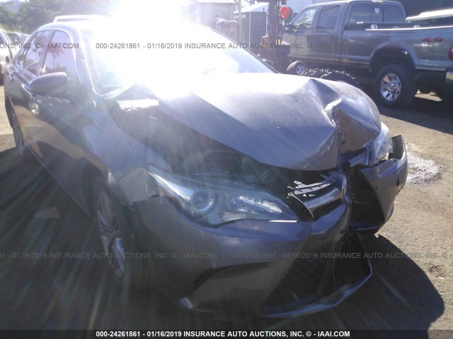 4T1BF1FK0GU560590 - 2016 TOYOTA CAMRY LE/XLE/SE/XSE 灰色 照片 1