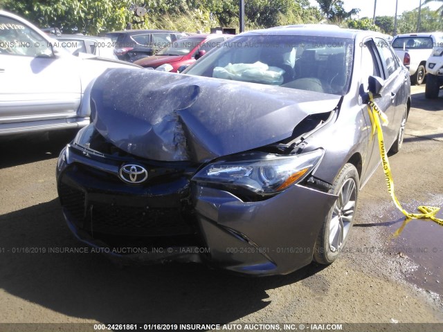 4T1BF1FK0GU560590 - 2016 TOYOTA CAMRY LE/XLE/SE/XSE 灰色 照片 2