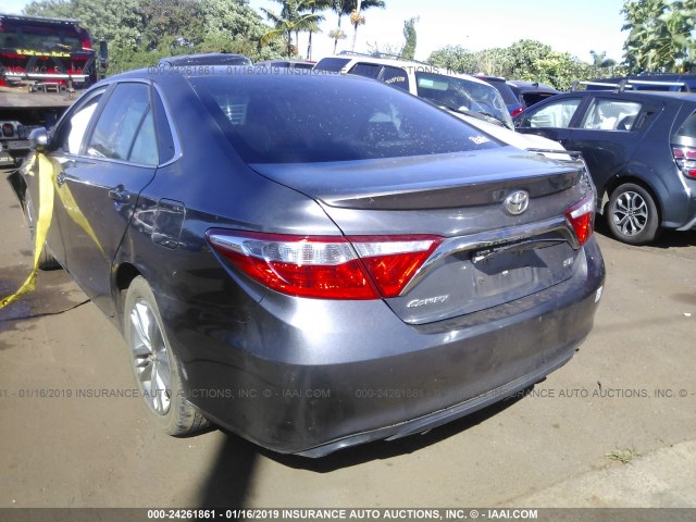 4T1BF1FK0GU560590 - 2016 TOYOTA CAMRY LE/XLE/SE/XSE 灰色 照片 3