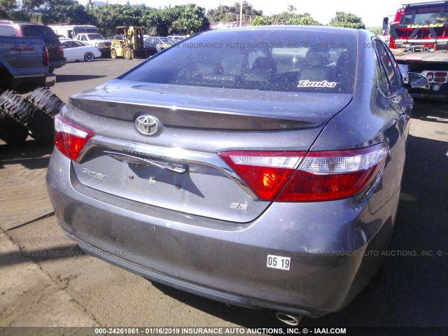 4T1BF1FK0GU560590 - 2016 TOYOTA CAMRY LE/XLE/SE/XSE 灰色 照片 4
