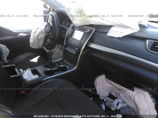 4T1BF1FK0GU560590 - 2016 TOYOTA CAMRY LE/XLE/SE/XSE 灰色 照片 5