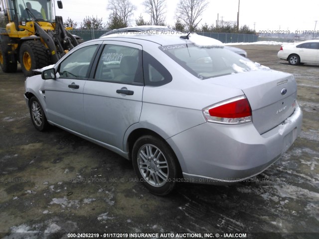 1FAHP35N28W230321 - 2008 FORD FOCUS SE/SEL/SES SILVER photo 3