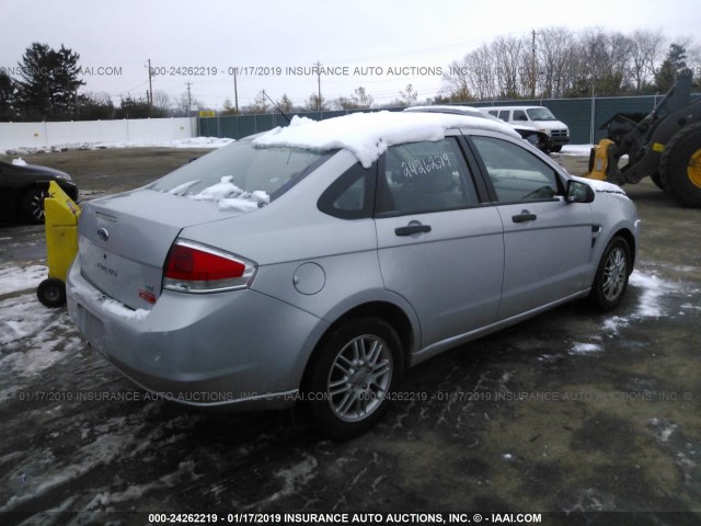 1FAHP35N28W230321 - 2008 FORD FOCUS SE/SEL/SES SILVER photo 4