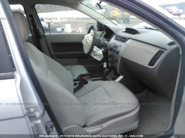 1FAHP35N28W230321 - 2008 FORD FOCUS SE/SEL/SES SILVER photo 5