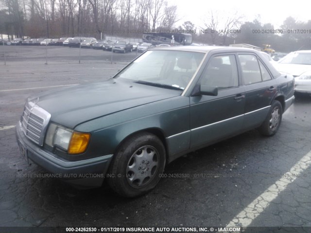 WDBEA34E3NB825664 - 1992 MERCEDES-BENZ 400 E GREEN photo 2