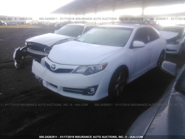 4T1BK1FKXDU533887 - 2013 TOYOTA CAMRY SE/XLE WHITE photo 2