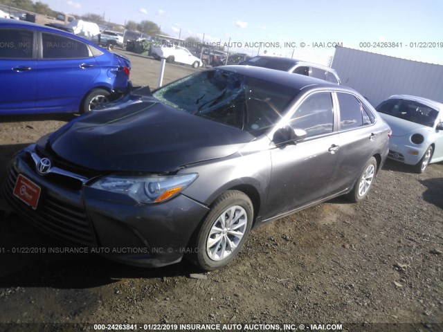 4T4BF1FK7GR548541 - 2016 TOYOTA CAMRY LE/XLE/SE/XSE ნაცრისფერი ფოტო 2