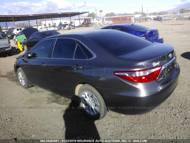 4T4BF1FK7GR548541 - 2016 TOYOTA CAMRY LE/XLE/SE/XSE ნაცრისფერი ფოტო 3