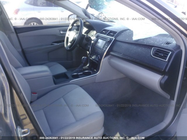 4T4BF1FK7GR548541 - 2016 TOYOTA CAMRY LE/XLE/SE/XSE ნაცრისფერი ფოტო 5