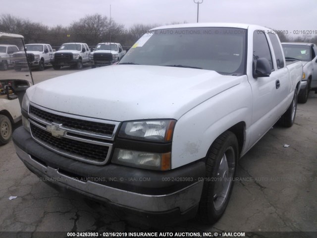 2GCEC19Z761281490 - 2006 CHEVROLET SILVERADO C1500 WHITE photo 2