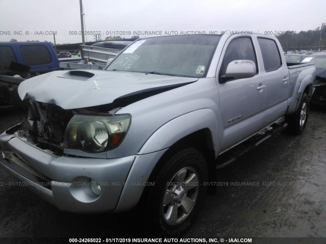 3TMMU4FN8BM032579 - 2011 TOYOTA TACOMA DOUBLE CAB LONG BED SILVER photo 2