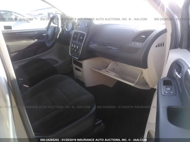 2C4RDGCG2DR545707 - 2013 DODGE GRAND CARAVAN SXT SILVER photo 5