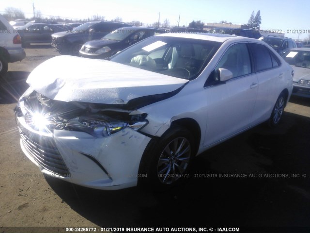 4T1BF1FK5HU635236 - 2017 TOYOTA CAMRY LE/XLE/SE/XSE WHITE photo 2