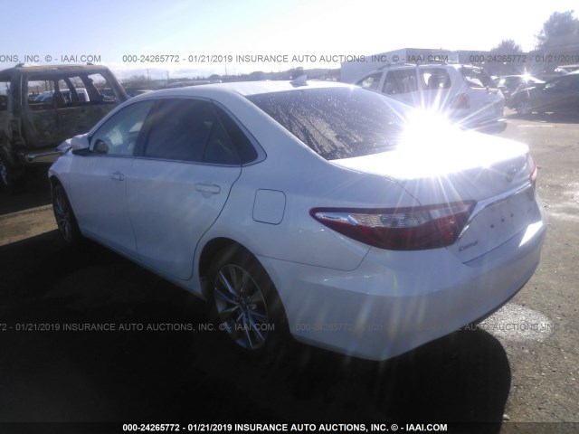 4T1BF1FK5HU635236 - 2017 TOYOTA CAMRY LE/XLE/SE/XSE WHITE photo 3