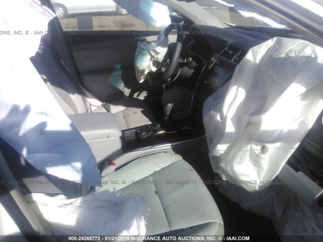 4T1BF1FK5HU635236 - 2017 TOYOTA CAMRY LE/XLE/SE/XSE WHITE photo 5