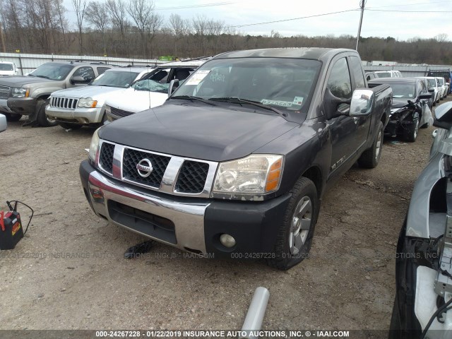 1N6AA06A95N523400 - 2005 NISSAN TITAN XE/SE/LE GRAY photo 2