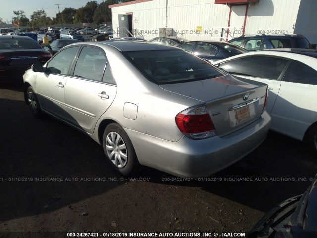 4T1BE32K15U017864 - 2005 TOYOTA CAMRY LE/XLE/SE SILVER photo 3