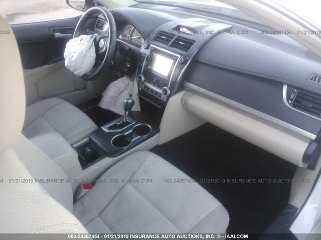 4T4BF1FK0ER418694 - 2014 TOYOTA CAMRY L/SE/LE/XLE 白色 照片 5