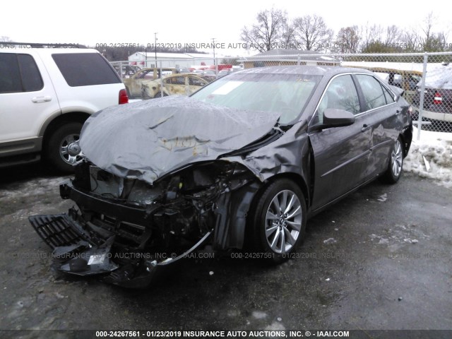 4T1BF1FK2HU360408 - 2017 TOYOTA CAMRY LE/XLE/SE/XSE 灰色 照片 2