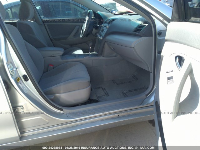 4T1BF3EK5AU005574 - 2010 TOYOTA CAMRY SE/LE/XLE 银色 照片 5