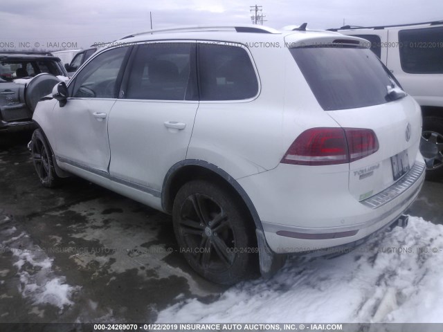 WVGRF7BP0HD000119 - 2017 VOLKSWAGEN TOUAREG WOLFSBURG WHITE photo 3