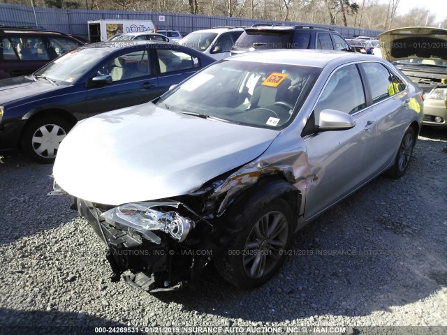 4T1BF1FKXHU330248 - 2017 TOYOTA CAMRY LE/XLE/SE/XSE SILVER photo 2