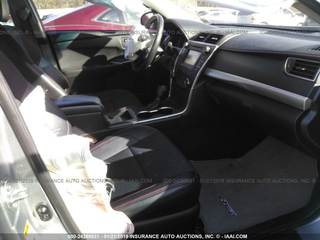 4T1BF1FKXHU330248 - 2017 TOYOTA CAMRY LE/XLE/SE/XSE SILVER photo 5