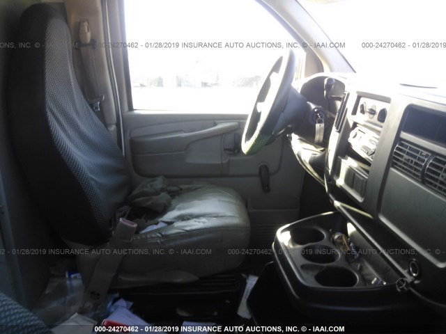 1GCHG35U051116649 - 2005 CHEVROLET EXPRESS G3500  WHITE photo 5