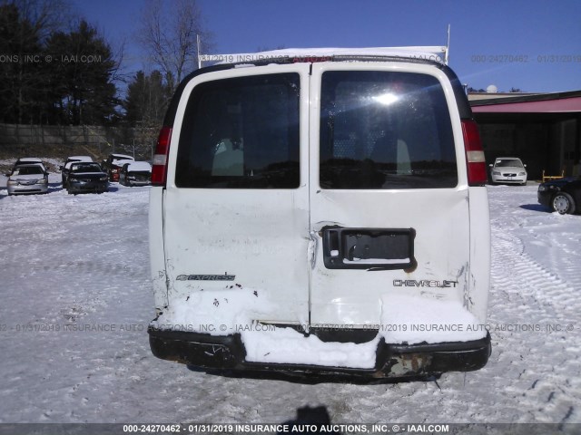 1GCHG35U051116649 - 2005 CHEVROLET EXPRESS G3500  WHITE photo 6