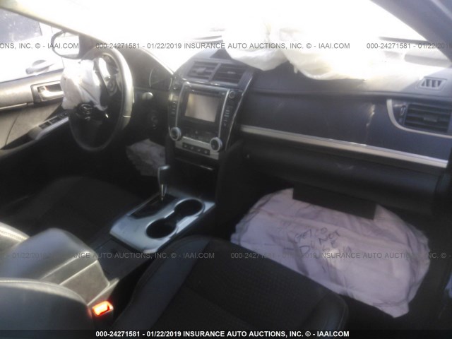 4T1BF1FKXEU862384 - 2014 TOYOTA CAMRY L/SE/LE/XLE 灰色 照片 5