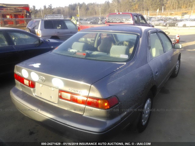 4T1BG22KXWU369332 - 1998 TOYOTA CAMRY GRAY photo 4