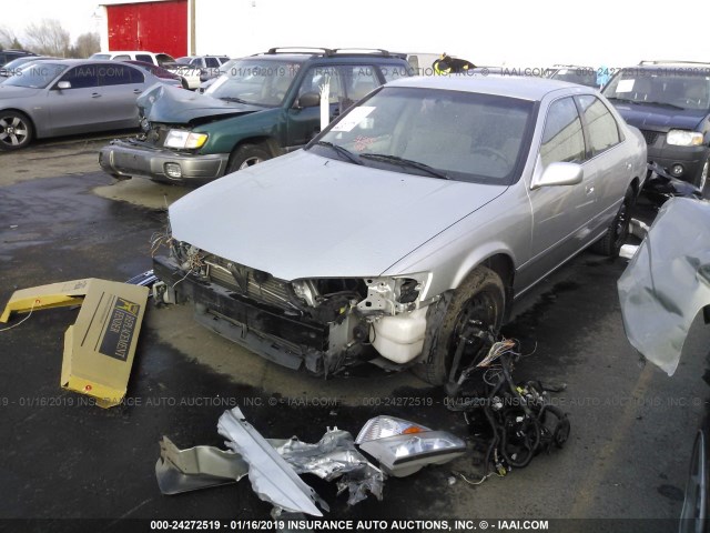 JT2BF22KX10302164 - 2001 TOYOTA CAMRY CE/LE/XLE SILVER photo 2