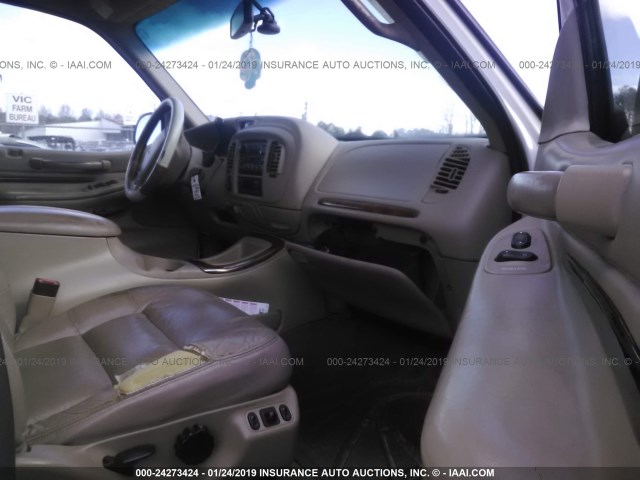 5LMPU28LXWLJ40909 - 1998 LINCOLN NAVIGATOR 白色 照片 5