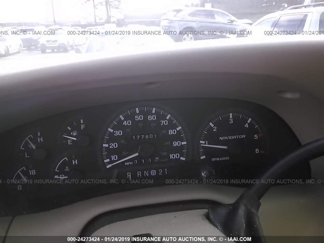 5LMPU28LXWLJ40909 - 1998 LINCOLN NAVIGATOR 白色 照片 7