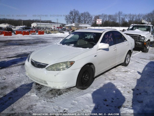 4T1BE32K15U384036 - 2005 TOYOTA CAMRY LE/XLE/SE WHITE photo 2