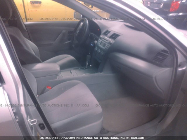 4T4BF3EK4BR214862 - 2011 TOYOTA CAMRY SE/LE/XLE 银色 照片 5