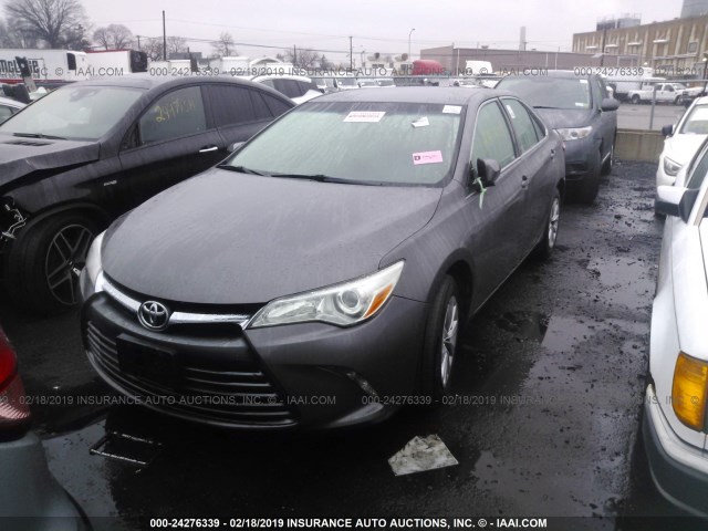 4T4BF1FK8FR457292 - 2015 TOYOTA CAMRY LE/XLE/SE/XSE GRAY photo 2
