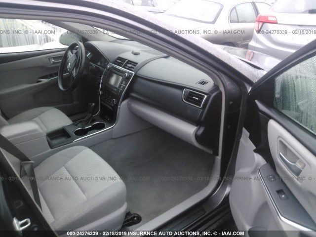 4T4BF1FK8FR457292 - 2015 TOYOTA CAMRY LE/XLE/SE/XSE GRAY photo 5