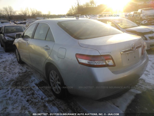 4T4BF3EK4BR208625 - 2011 TOYOTA CAMRY SE/LE/XLE SILVER photo 3